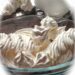 Meringues suisses blanches dressées en rosaces dans un saladier en verre