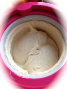 Crème glacée à la vanille dans la cuve rose de la sorbetière