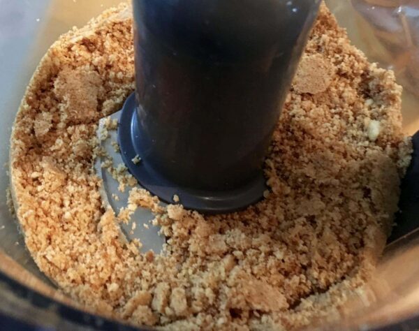 Biscuit émietté dans un mixeur