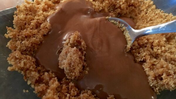 Chocolat fondu versé sur les miettes de biscuit