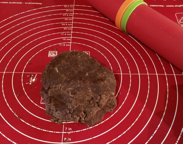 Boule de pâte sucrée au cacao sur un tapis