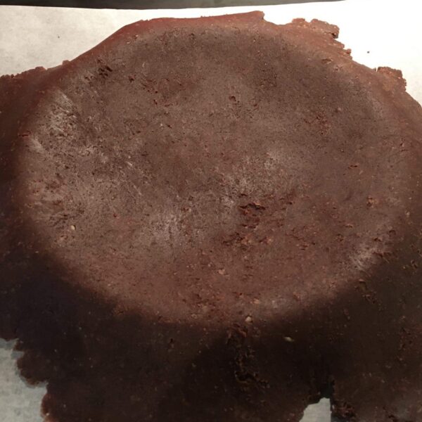 Pâte sucrée au cacao déposée sur le cercle