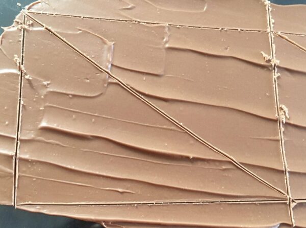 Chocolat Caramélia étalé pour le disque et les triangles