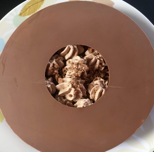 Disque en chocolat Caramélia posé sur la tarte