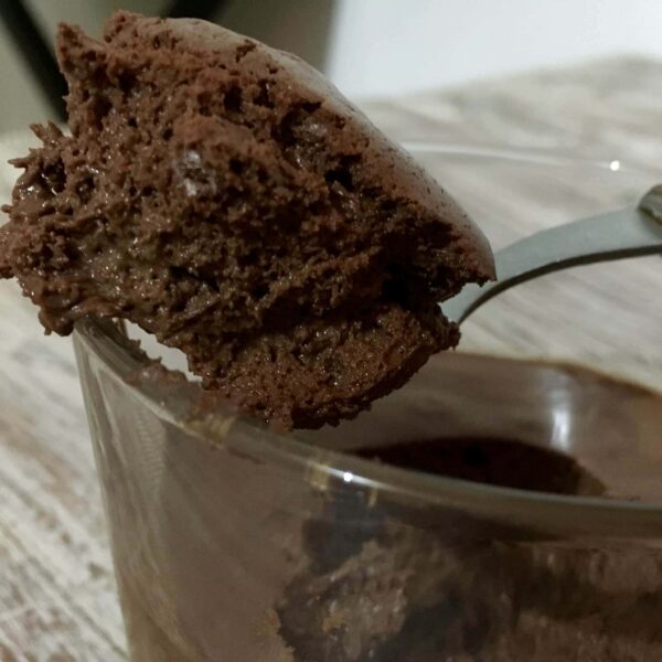 Cuillère de mousse au chocolat au-dessus d’une verrine