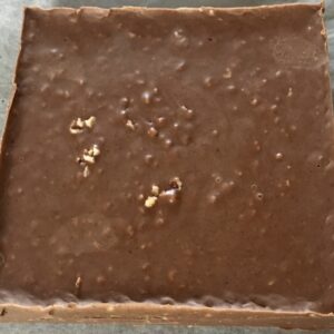 Plaque de gianduja aux noisettes durcie