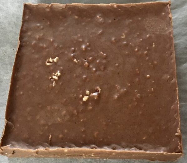 Plaque de gianduja aux noisettes durcie