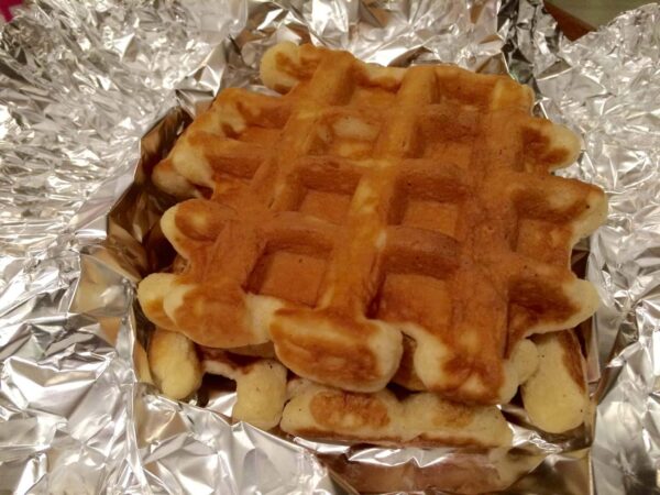 Gaufre vanillée dorée sur papier aluminium