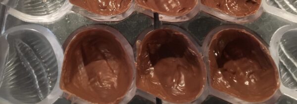 Coquilles de chocolat dans un moule