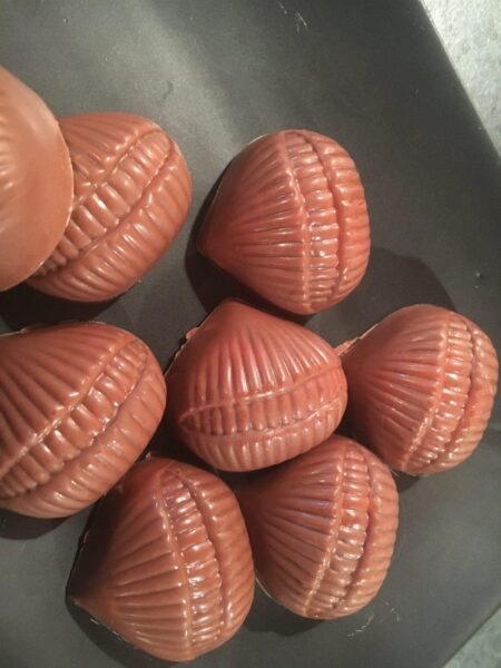 Chocolats en forme de coquille d’escargot démoulés