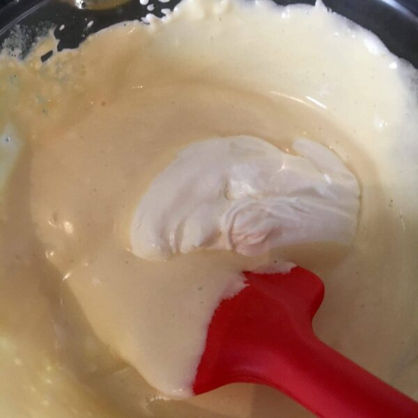 Mélange clair incorporé à la spatule rouge
