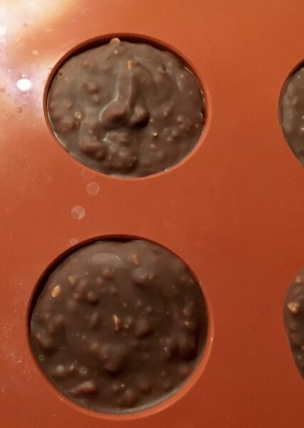 Cœurs au praliné dans leur moule en silicone