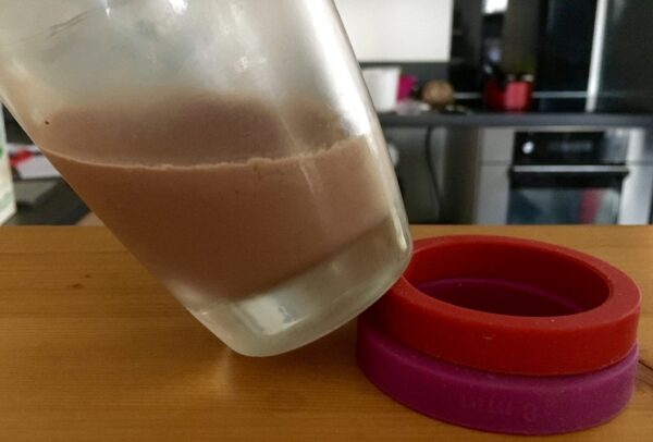 Panna cotta chocolat versée dans un verre incliné