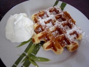 Gaufre vanillée servie avec de la chantilly