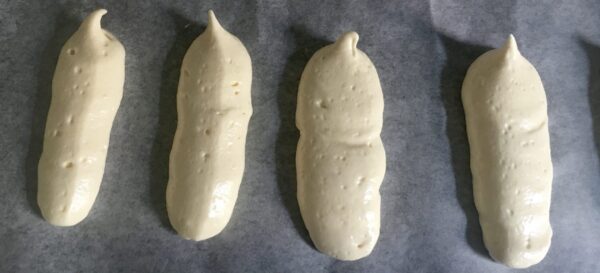 Biscuits à la cuillère dressés sur la plaque, avant cuisson