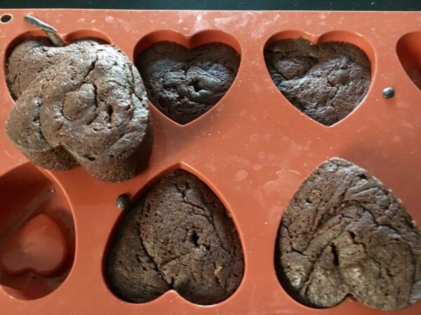 Petits gâteaux au chocolat cuits dans des moules en cœur