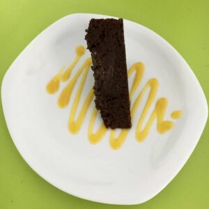 Part de gâteau fondant au chocolat sur un coulis de mangue