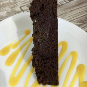 Part de gâteau fondant au chocolat et coulis de mangue