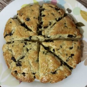 Scones au chocolat coupés en parts, après cuisson