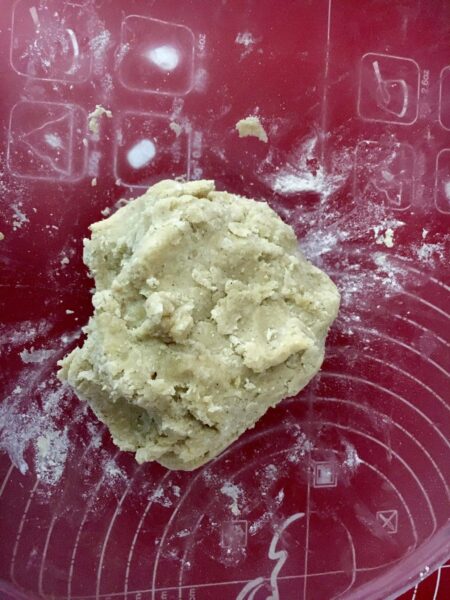 Pâte sucrée rassemblée en boule avant repos
