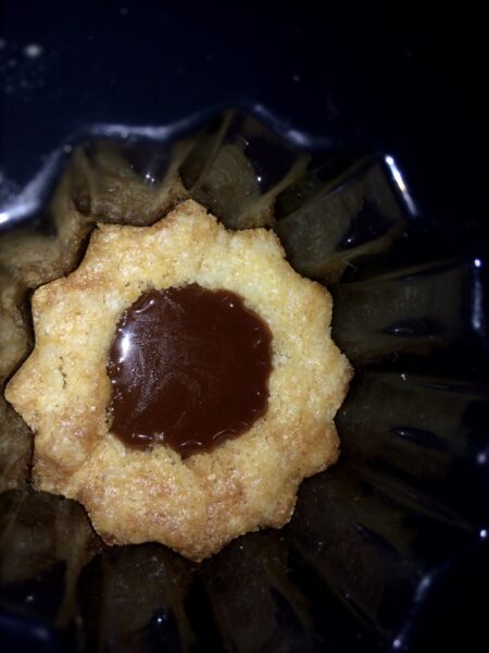 Caramel versé au centre du fond sablé