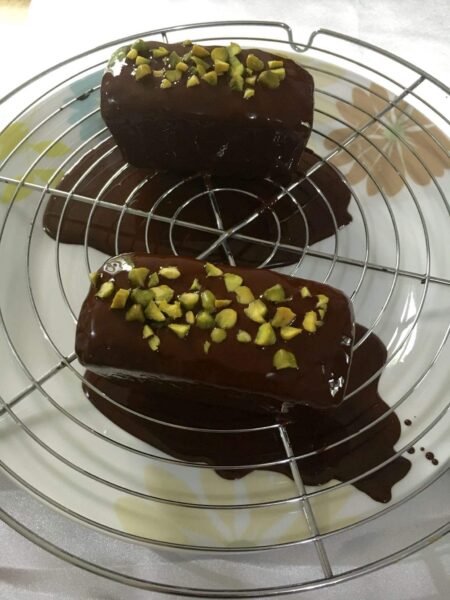 Petits cakes pistache glacés au chocolat, sur une grille