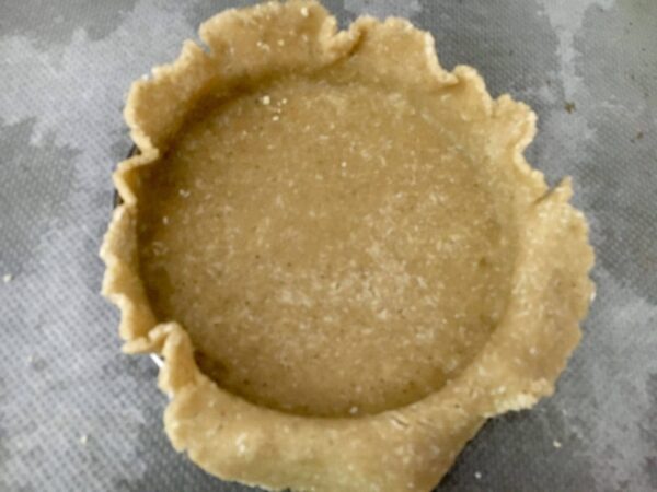 Fond de tarte en pâte sucrée à la coco, avant cuisson