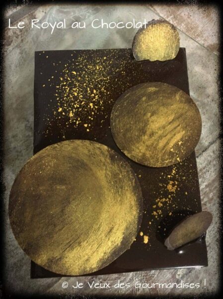 Royal au chocolat décoré de disques de chocolat dorés