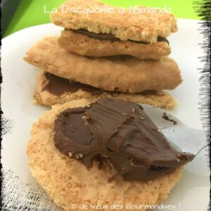Dacquoises à l’amande, dont une tartinée de chocolat
