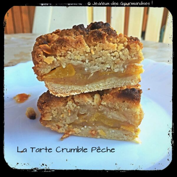 Deux parts de tarte crumble aux pêches empilées sur une assiette