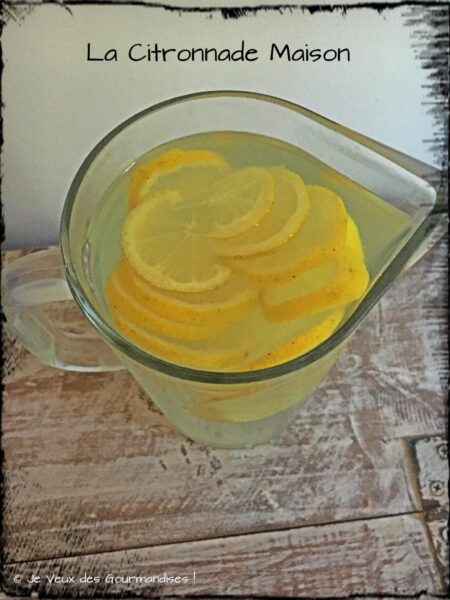 Rondelles de citron dans une carafe de citronnade