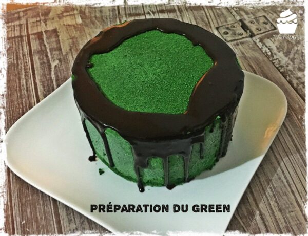 Le Green après glaçage : velours vert et nappage miroir cacao coulant sur les bords, avant décoration