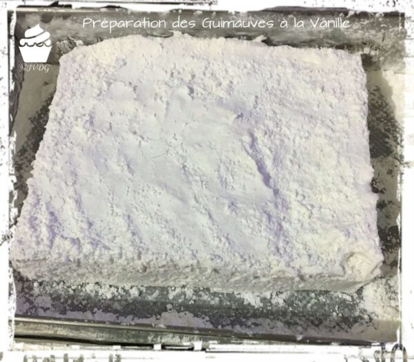 Guimauve à la vanille saupoudrée dans un cadre avant découpe