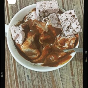 Tasse de chocolat chaud avec guimauves et cuillère