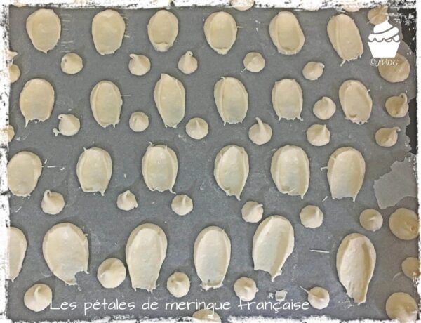 Pétales de meringue française sur une plaque