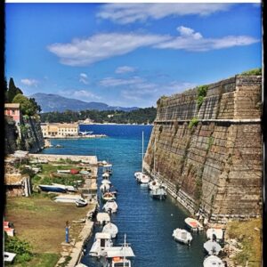Vieille forteresse de Corfou et bateaux dans le canal