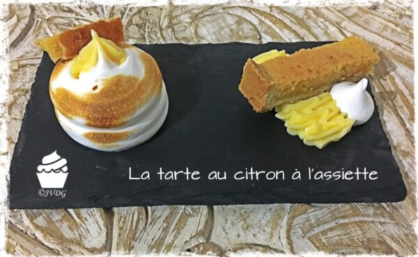 Dessert au citron sur une ardoise avec meringue et biscuit à l’amande