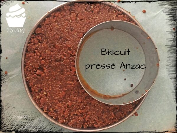 Biscuit pressé Anzac dans deux cercles formant un croissant de lune