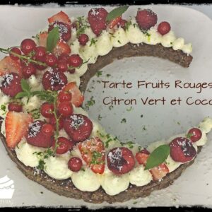 Tarte en croissant de lune, mousse citron vert et fruits rouges sur biscuit