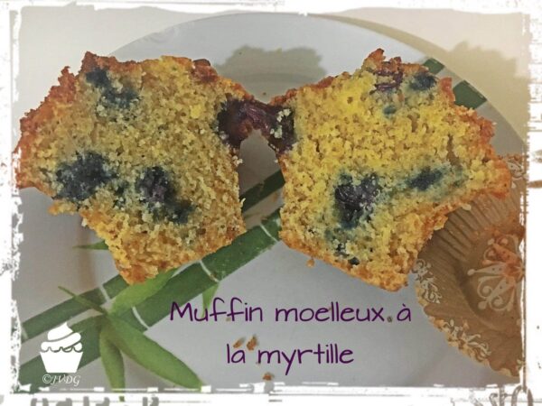 Muffin aux myrtilles coupé en deux, intérieur visible