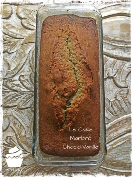 Cake marbré cuit dans son moule, vu de dessus