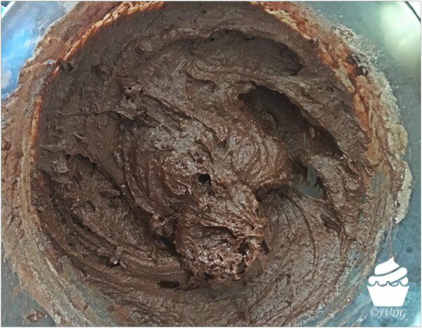 Pâte chocolatée des biscuits craquelés dans un bol