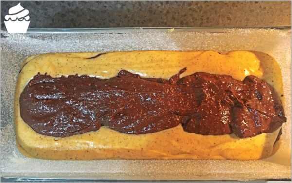 Nouvelle couche de pâte chocolatée dans le moule