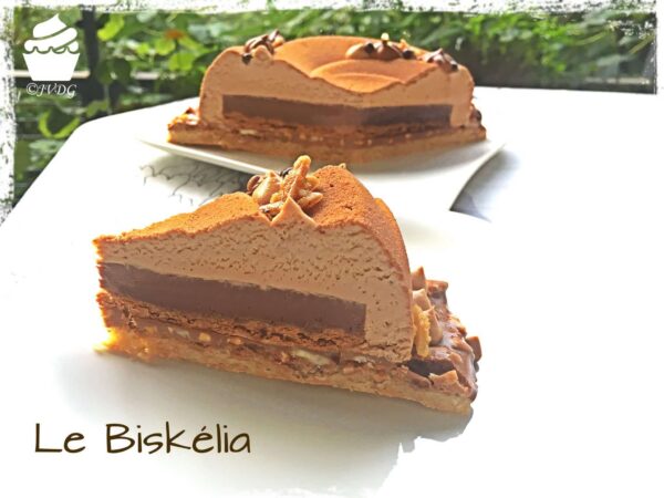 Part du Biskélia en coupe : mousse, crémeux et base croustillante