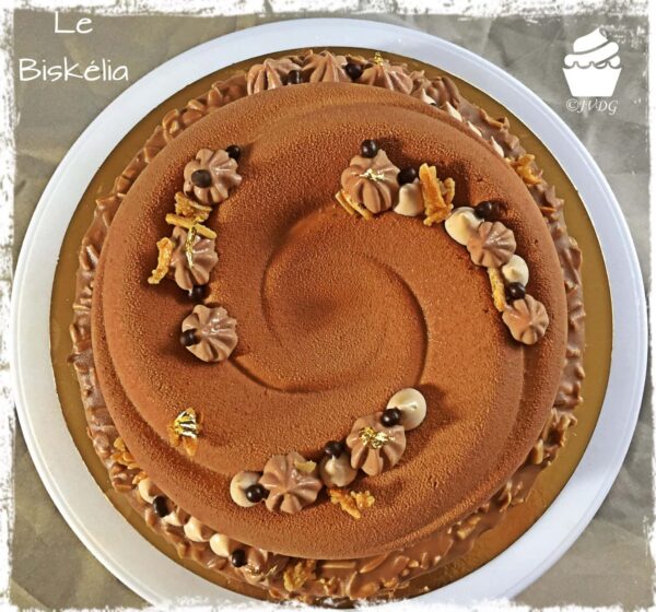 Biskélia vu de dessus, décor de ganache, d’amandes et de feuille d’or