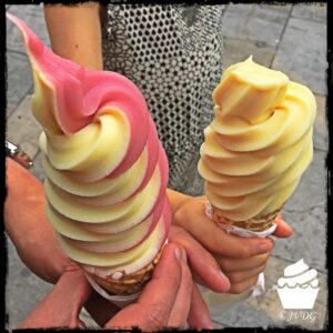 Deux glaces à l’italienne tenues à la main