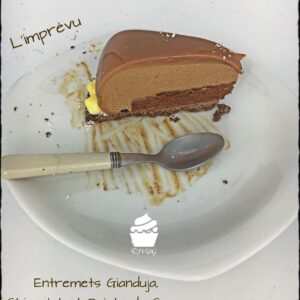 Part de L’Imprévu entamée sur une assiette avec une cuillère