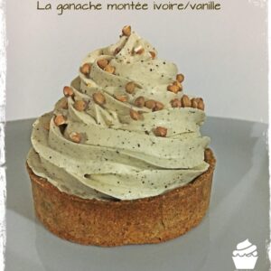 Ganache montée vanille pochée sur un gâteau