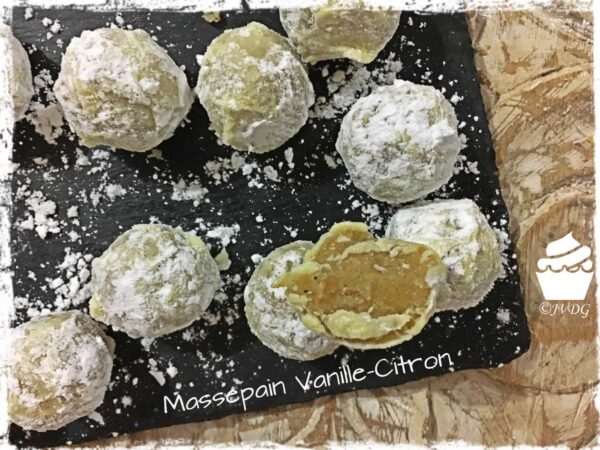 Mini massepains enrobés de sucre glace, dont un ouvert