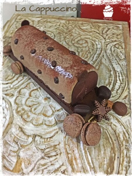 Bûche Cappuccino décorée de chocolat, vue de côté